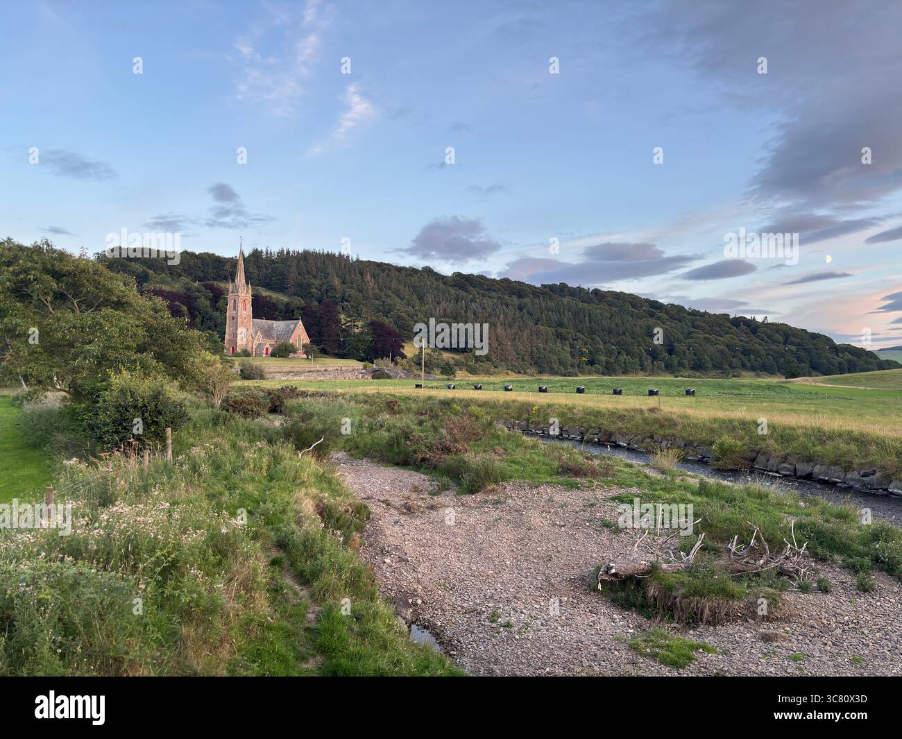 L'église paroissiale St Mary of Wedale en pierre rouge du XIXe siècle avec flèche ouverte, rosace, tour et vitraux dans un cadre de village surélevé Banque D'Images