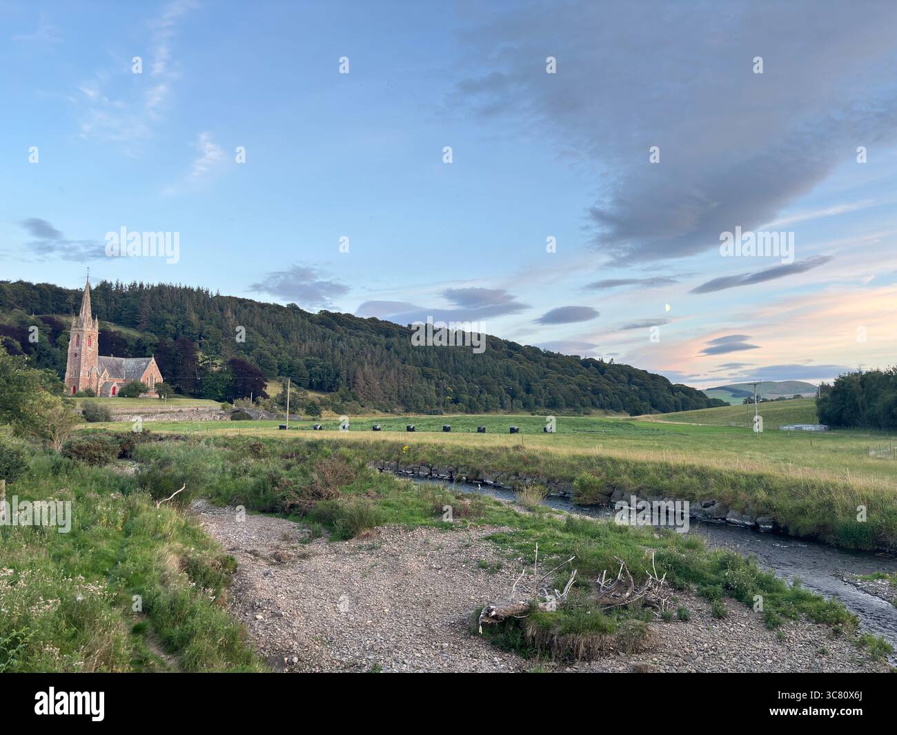 L'église paroissiale St Mary of Wedale en pierre rouge du XIXe siècle avec flèche ouverte, rosace, tour et vitraux dans un cadre de village surélevé Banque D'Images