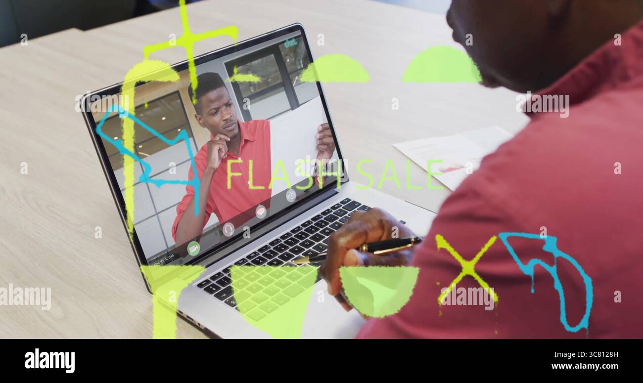 Écriture homme senior prenant des notes au bureau, avec ordinateur portable, bloc-notes, stylo et graphiques DE VENTE FLASH Banque D'Images