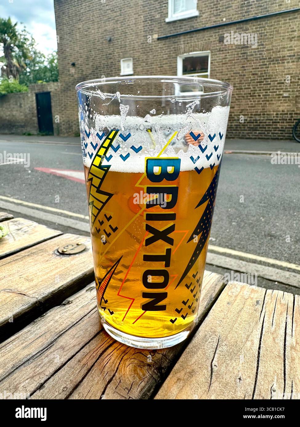 Un verre de bière Brixton Banque D'Images