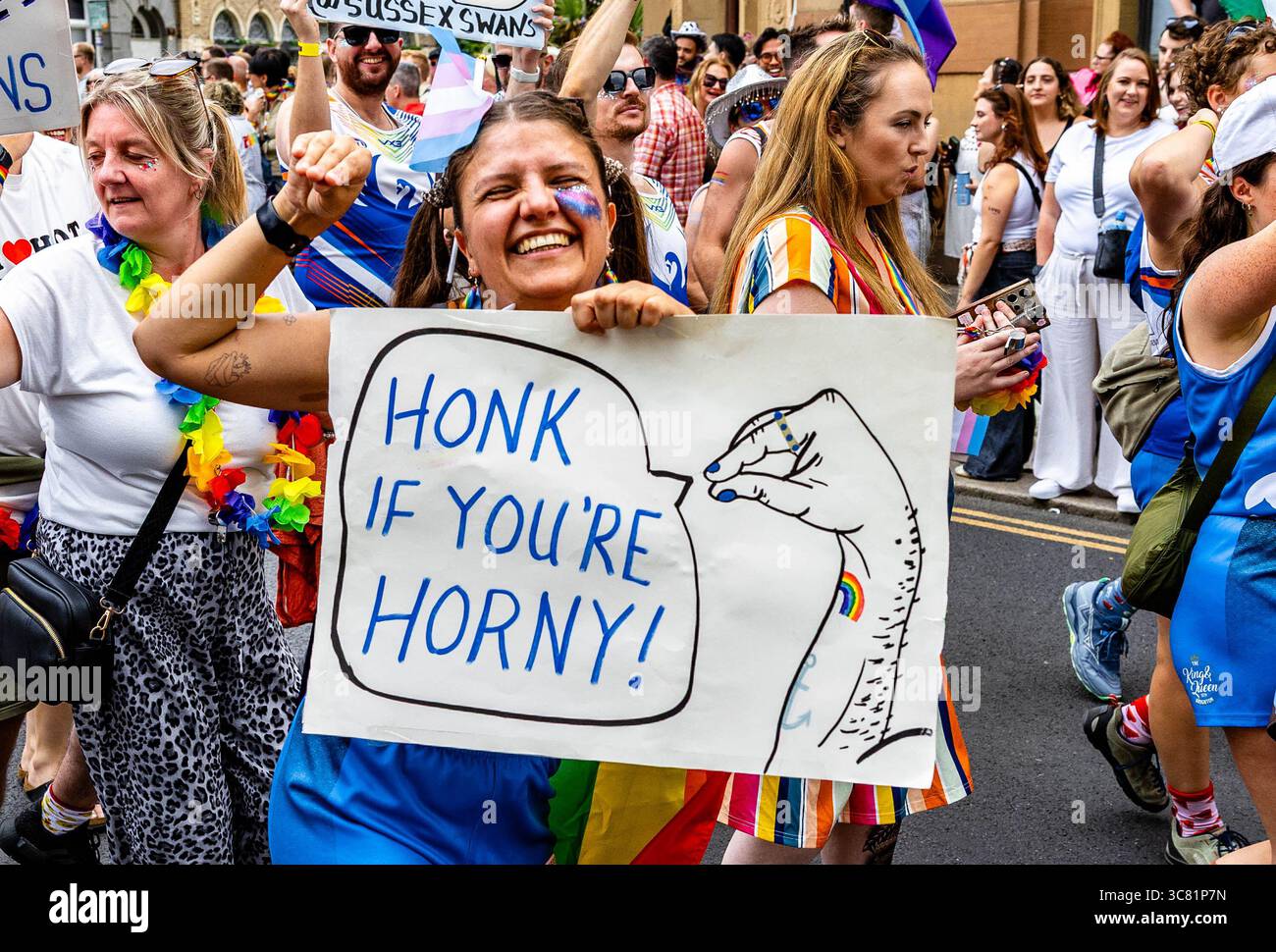 Brighton, East Sussex, Royaume-Uni. 2 août 2025. Brighton Pride 2025 a vu des dizaines de milliers de personnes se rassembler dans la ville balnéaire de Brighton, dans l'est du Sussex, pour le défilé annuel de la fierté LGBTQ+ et le festival. L'événement, qui s'est tenu le samedi 2 août 2025, a présenté des costumes vibrants, des chars communautaires, musique live et messages politiques en faveur des droits LGBTQ+ et de l’égalité. Le parcours du défilé traversait le centre-ville et se termina par des célébrations au parc Preston. La Brighton Pride est l’un des plus grands événements de la Pride au Royaume-Uni et continue d’attirer l’attention nationale et internationale. Crédit : Sussex News/Alamy Liv Banque D'Images