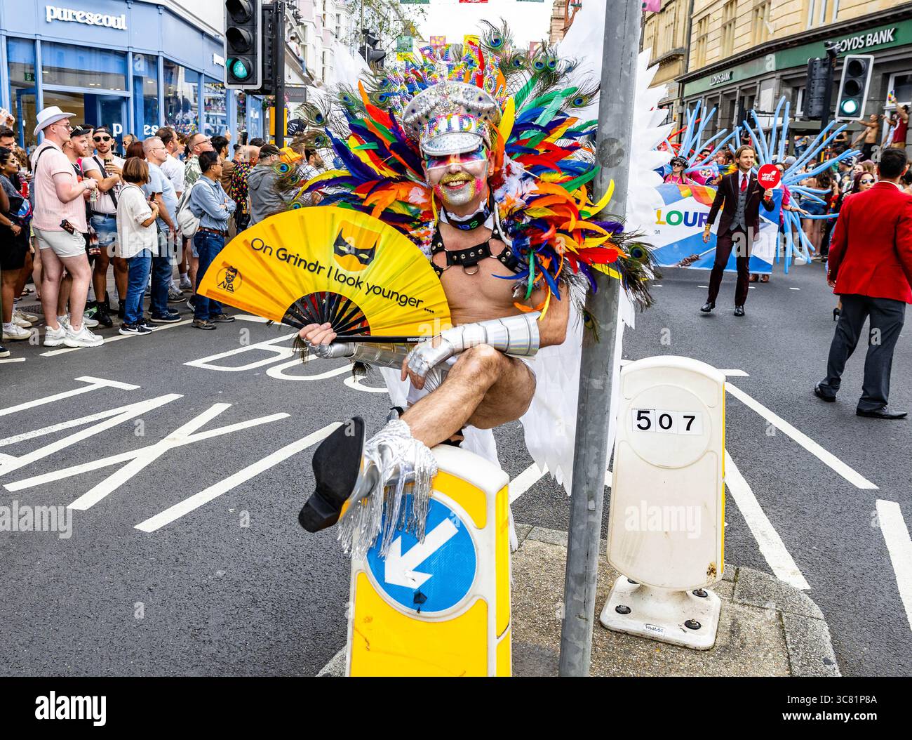 Brighton, East Sussex, Royaume-Uni. 2 août 2025. Brighton Pride 2025 a vu des dizaines de milliers de personnes se rassembler dans la ville balnéaire de Brighton, dans l'est du Sussex, pour le défilé annuel de la fierté LGBTQ+ et le festival. L'événement, qui s'est tenu le samedi 2 août 2025, a présenté des costumes vibrants, des chars communautaires, musique live et messages politiques en faveur des droits LGBTQ+ et de l’égalité. Le parcours du défilé traversait le centre-ville et se termina par des célébrations au parc Preston. La Brighton Pride est l’un des plus grands événements de la Pride au Royaume-Uni et continue d’attirer l’attention nationale et internationale. Crédit : Sussex News/Alamy Liv Banque D'Images