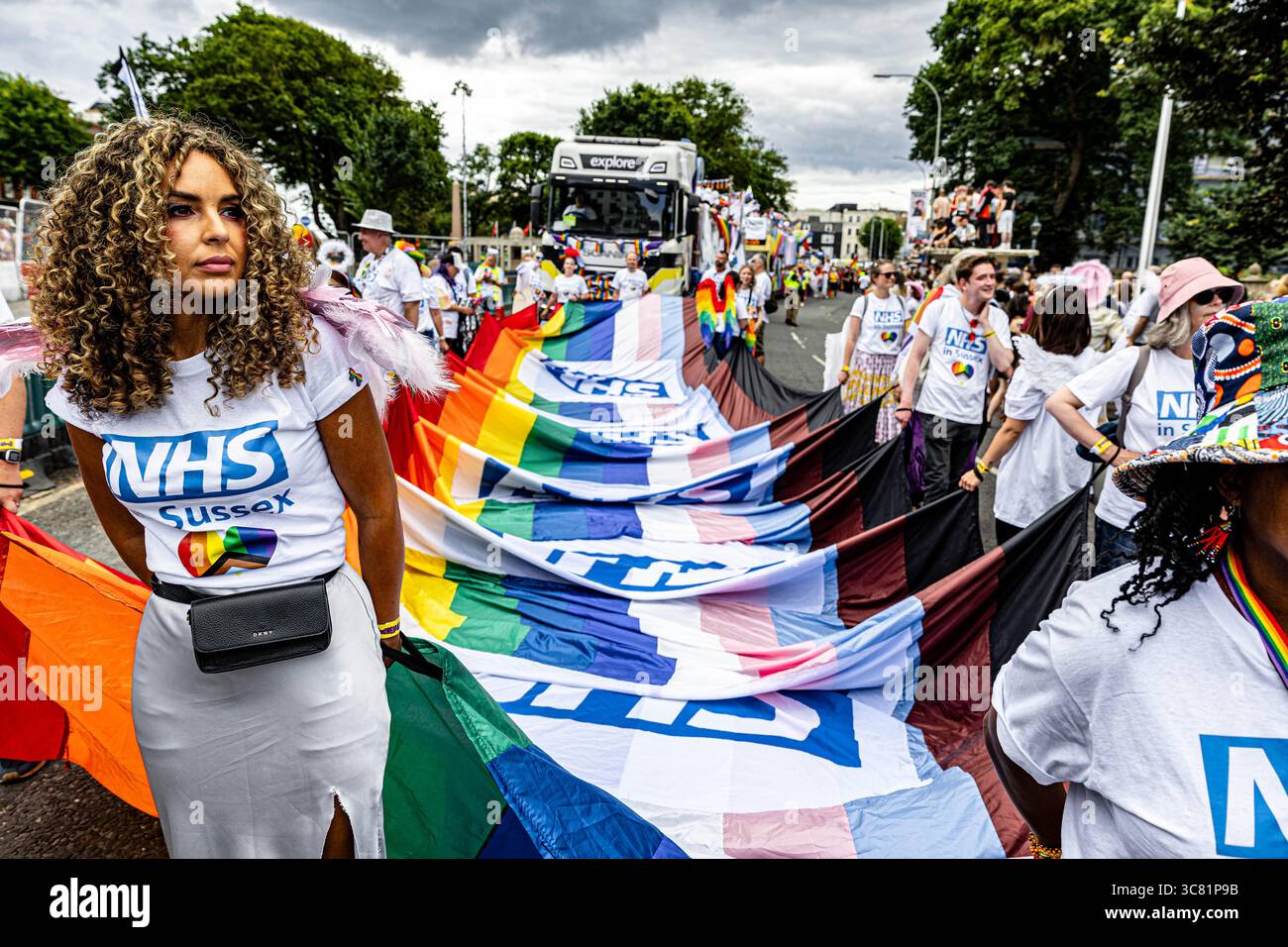 Brighton, East Sussex, Royaume-Uni. 2 août 2025. Brighton Pride 2025 a vu des dizaines de milliers de personnes se rassembler dans la ville balnéaire de Brighton, dans l'est du Sussex, pour le défilé annuel de la fierté LGBTQ+ et le festival. L'événement, qui s'est tenu le samedi 2 août 2025, a présenté des costumes vibrants, des chars communautaires, musique live et messages politiques en faveur des droits LGBTQ+ et de l’égalité. Le parcours du défilé traversait le centre-ville et se termina par des célébrations au parc Preston. La Brighton Pride est l’un des plus grands événements de la Pride au Royaume-Uni et continue d’attirer l’attention nationale et internationale. Crédit : Sussex News/Alamy Liv Banque D'Images