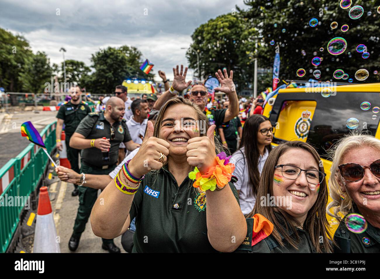Brighton, East Sussex, Royaume-Uni. 2 août 2025. Brighton Pride 2025 a vu des dizaines de milliers de personnes se rassembler dans la ville balnéaire de Brighton, dans l'est du Sussex, pour le défilé annuel de la fierté LGBTQ+ et le festival. L'événement, qui s'est tenu le samedi 2 août 2025, a présenté des costumes vibrants, des chars communautaires, musique live et messages politiques en faveur des droits LGBTQ+ et de l’égalité. Le parcours du défilé traversait le centre-ville et se termina par des célébrations au parc Preston. La Brighton Pride est l’un des plus grands événements de la Pride au Royaume-Uni et continue d’attirer l’attention nationale et internationale. Crédit : Sussex News/Alamy Liv Banque D'Images