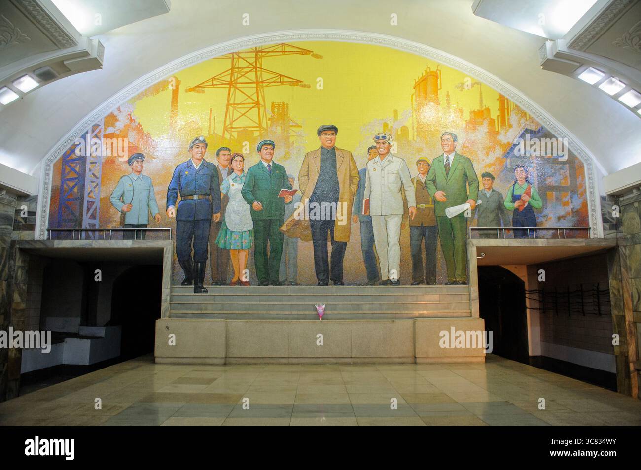 Une grande murale représentant Kim il-Sung avec des travailleurs à l'intérieur de la station de métro Puhung à Pyongyang, en Corée du Nord. Banque D'Images