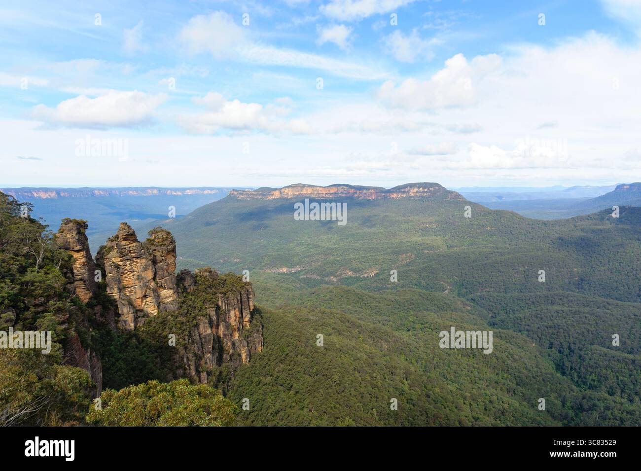 Katoomba, Nouvelle-Galles du Sud, Australie - 22 juillet 2024 - les trois Sœurs et le mont Solitary dans le parc national des Blue Mountains vu d'Echo POI Banque D'Images
