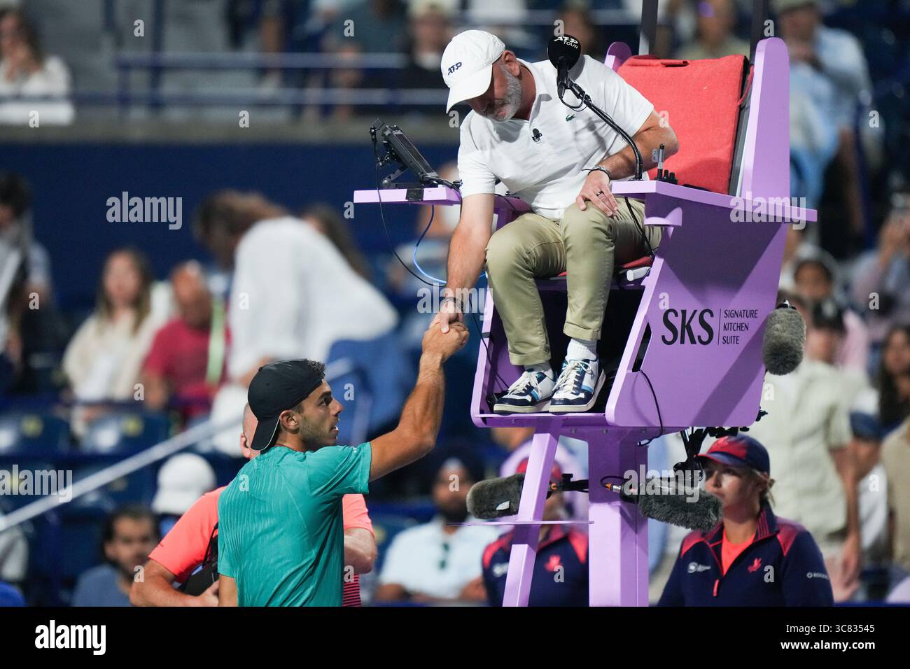 Toronto, Ontario, Canada. 2 août 2025. Francisco Cerundolo, de l'Argentine, se retirant du match en raison d'une blessure dans le match contre Alexander Zverev, de l'Allemagne, lors de la ronde masculine de 16 matchs en simple, le jour 8 de l'ATP Masters 1000 National Bank Open au stade Sobeys. Le 2 août 2025 à Toronto, Canada. (Crédit image : © Leonardo Ramirez/eyepix via ZUMA Press Wire) USAGE ÉDITORIAL SEULEMENT ! Non destiné à UN USAGE commercial ! Crédit : ZUMA Press, Inc/Alamy Live News Banque D'Images