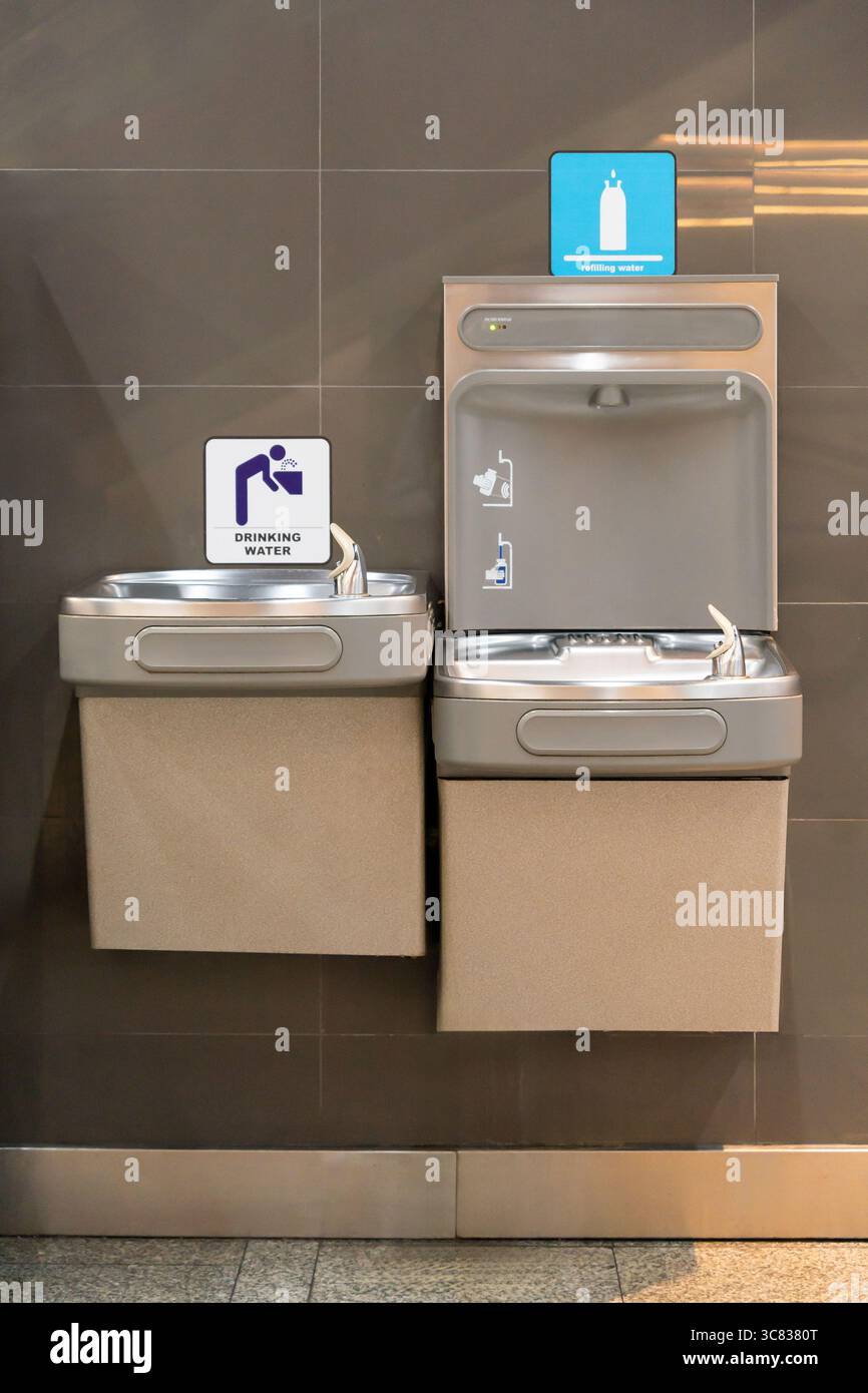 Il s'agit d'une station publique d'eau potable qui comprend deux fontaines d'eau potable et une station de remplissage de bouteilles dans l'espace public. Banque D'Images
