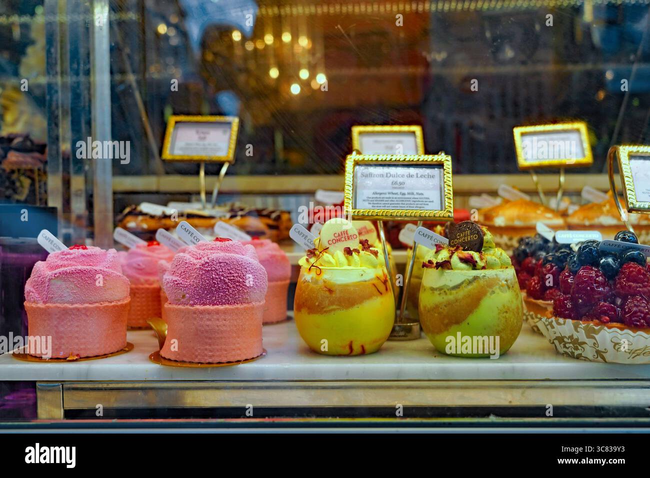Desserts colorés dans une vitrine de pâtisserie Banque D'Images