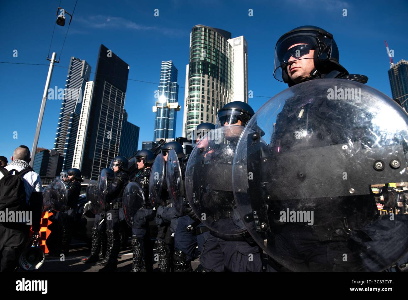 3 août 2025, Melbourne, Australie. La police anti-émeute bloque le King Street Bridge après qu'un rassemblement pro-palestinien ait été convoqué au même endroit. Crédit : Jay Kogler/Alamy Live News Banque D'Images