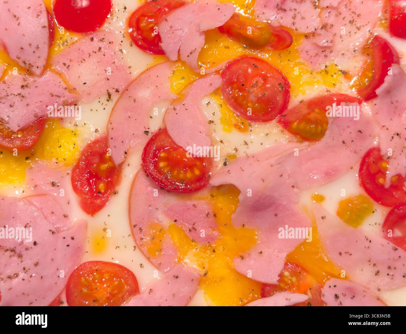 Oeufs brouillés avec jambon, poivre et tomate. Banque D'Images