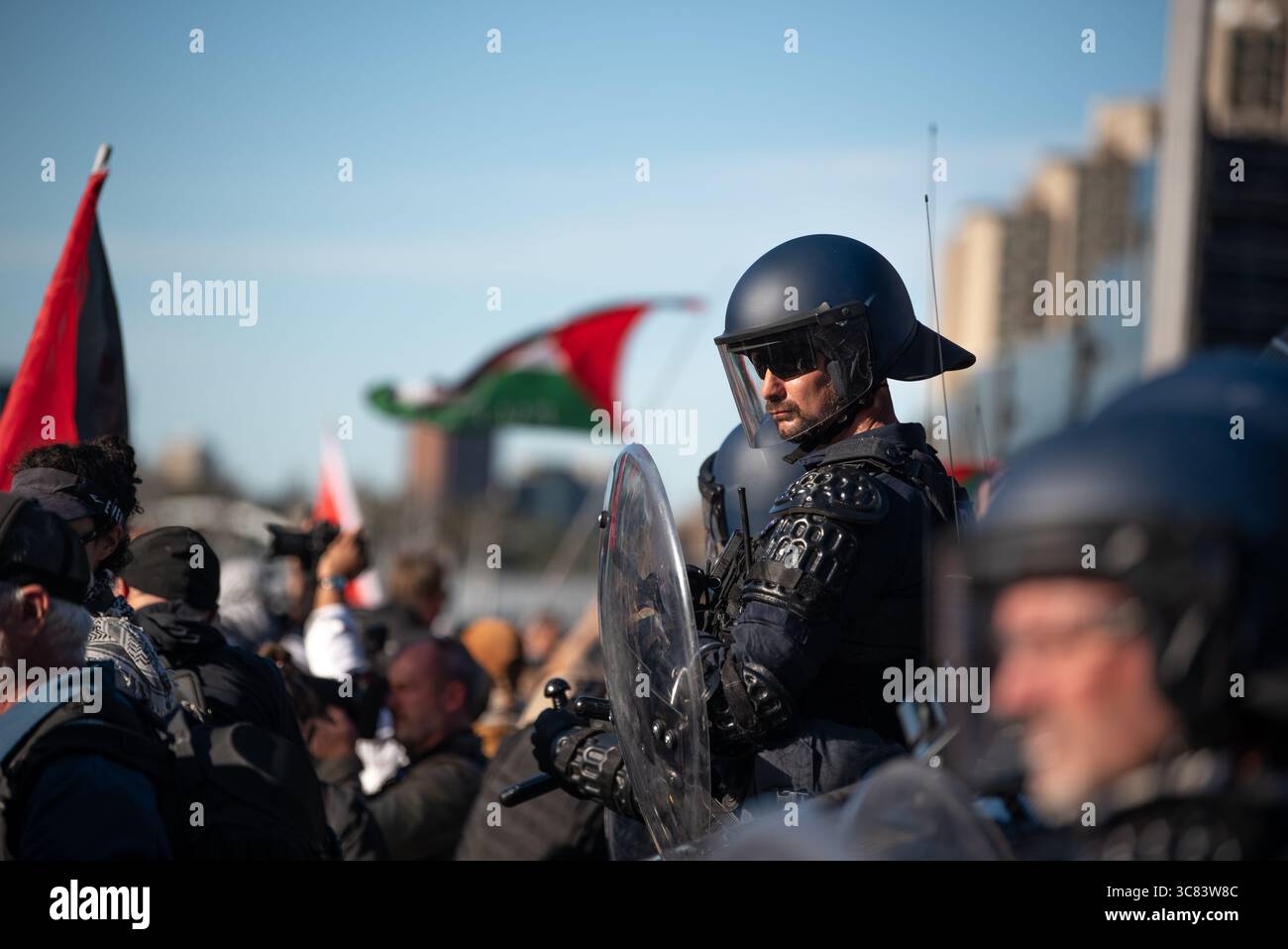 3 août 2025, Melbourne, Australie. La police anti-émeute bloque le King Street Bridge après qu'un rassemblement pro-palestinien ait été convoqué au même endroit. Crédit : Jay Kogler/Alamy Live News Banque D'Images
