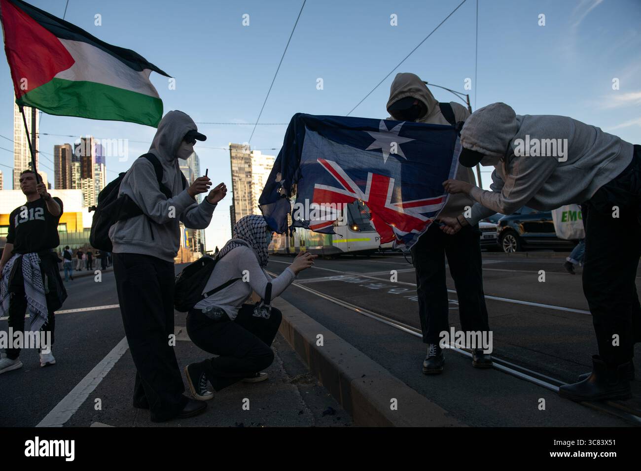 3 août 2025, Melbourne, Australie. Les manifestants brûlent un drapeau australien après la dispersion d'un rassemblement pro-palestinien appelé pour le King Street Bridge. Crédit : Jay Kogler/Alamy Live News Banque D'Images