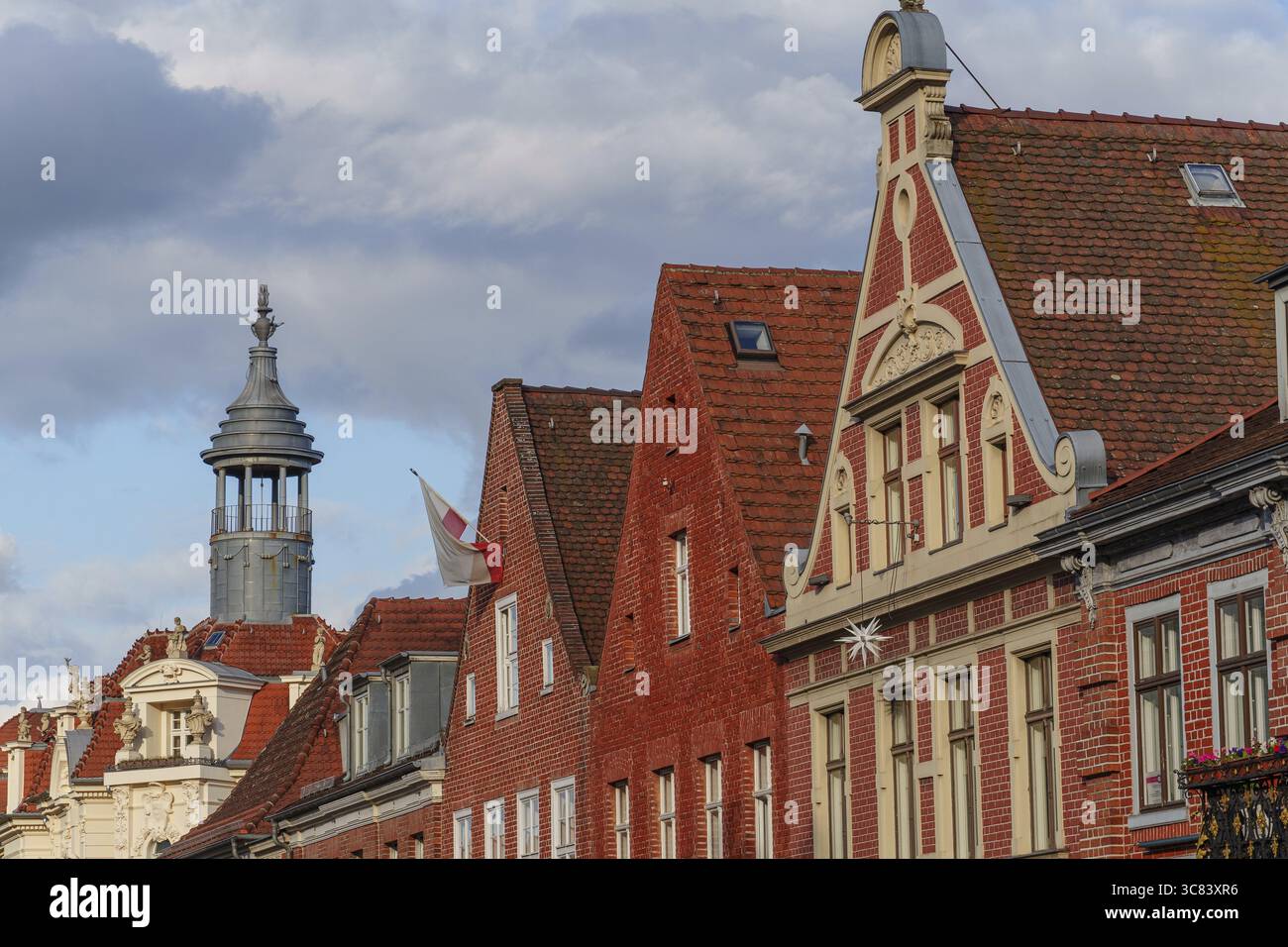 Maisons historiques à pignons et un phare avec un ciel spectaculaire et un toit rouge, potsdam, brandebourg, allemagne Banque D'Images