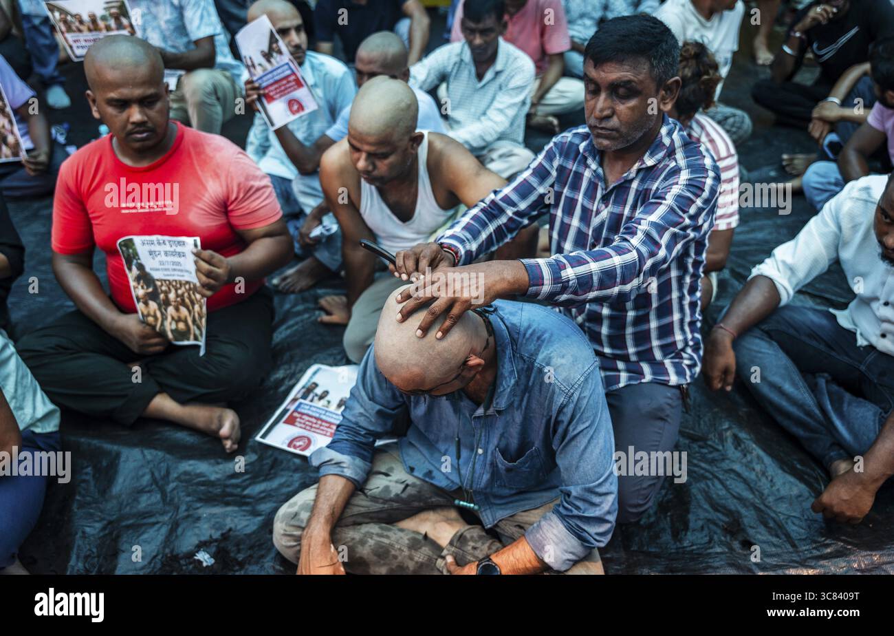 Les conducteurs affiliés à Ola, Uber et Rapido, sous la bannière de l'Assam State Drivers' Union et de la All Assam Cab Welfare Federation, ont rasé le Banque D'Images