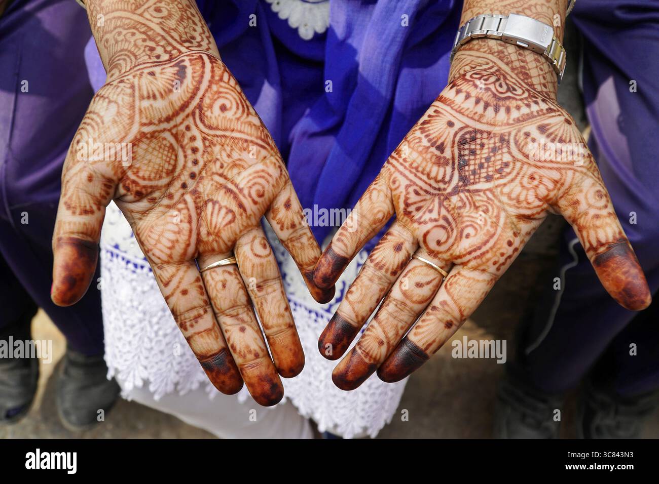 Les mains avec des motifs élaborés de henné et des bijoux sont montrées en gros plan, Rajasthan, Inde du Nord, Inde Banque D'Images