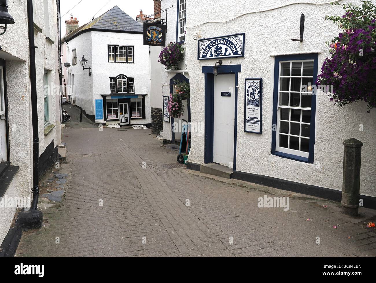 Rue étroite à Port Isaac, ancien village de pêcheurs en Cornouailles Banque D'Images