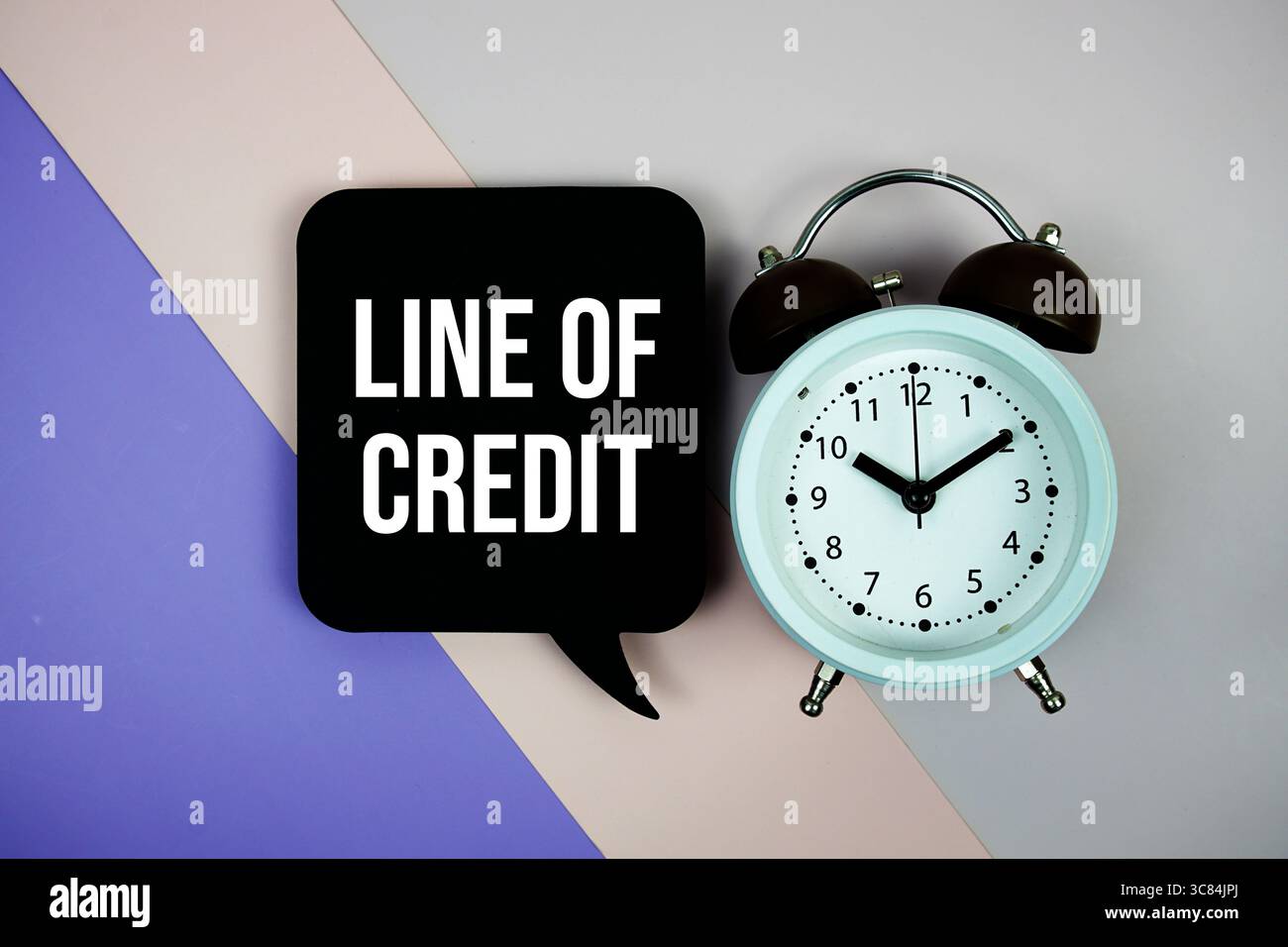 Texte de ligne de crédit sur la bulle de discours vue de dessus sur fond géométrique violet Banque D'Images