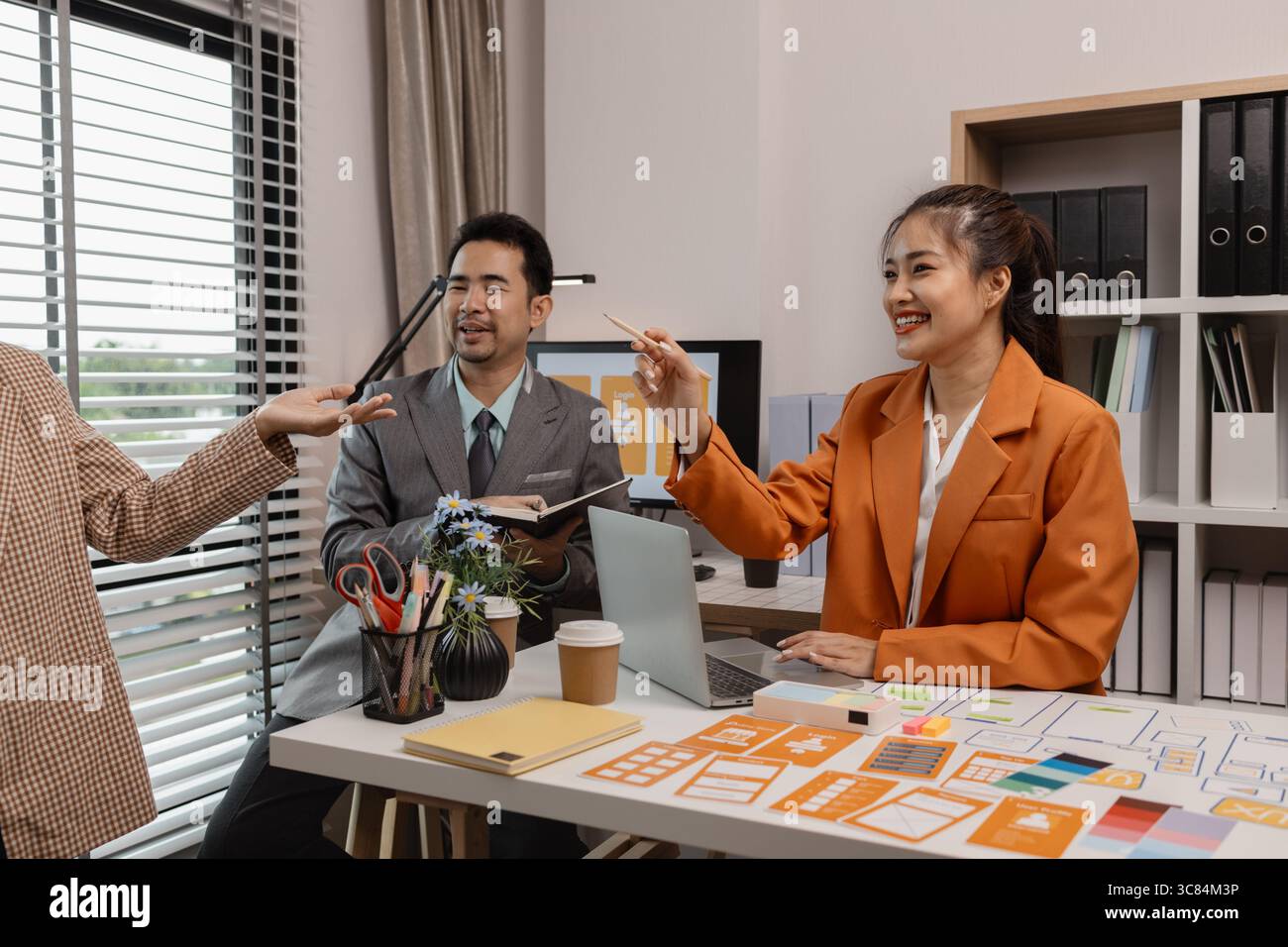 brainstorming de développeur ux et concepteur d'interface utilisateur sur la conception de wireframe d'interface d'application mobile dans le bureau, concepteur de site web, planification créative application téléphonique de Banque D'Images