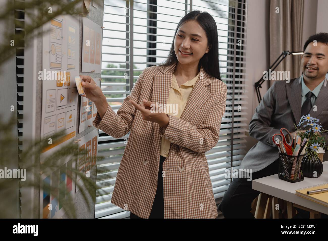 brainstorming de développeur ux et concepteur d'interface utilisateur sur la conception de wireframe d'interface d'application mobile dans le bureau, concepteur de site web, planification créative application téléphonique de Banque D'Images