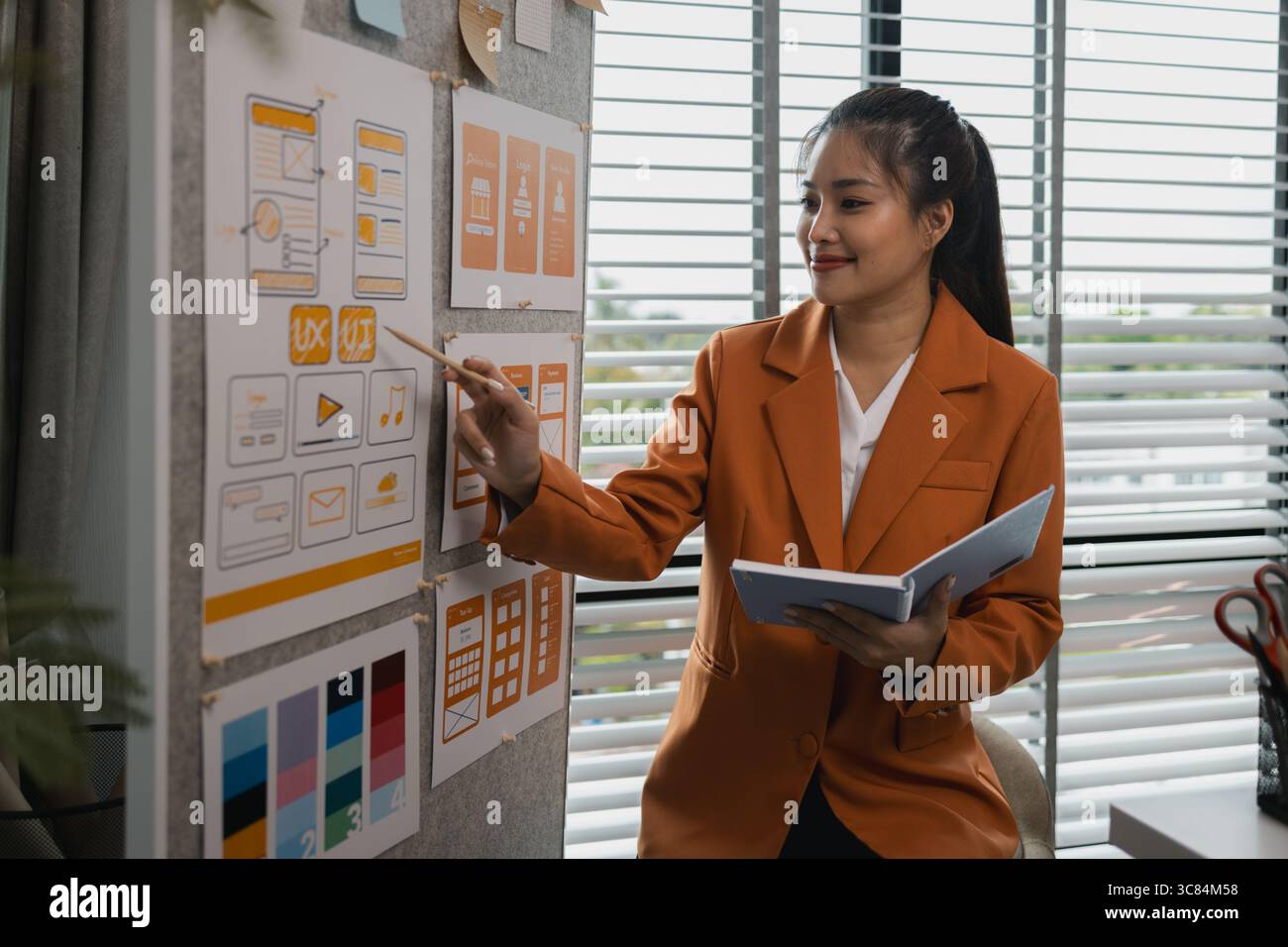 Drawing Website ux ui app pour l'application de téléphone mobile et la mise en page de modèle de développement, le développement de l'interface utilisateur, l'équipe de concepteurs travaillant sur un projet de ux ui in Banque D'Images