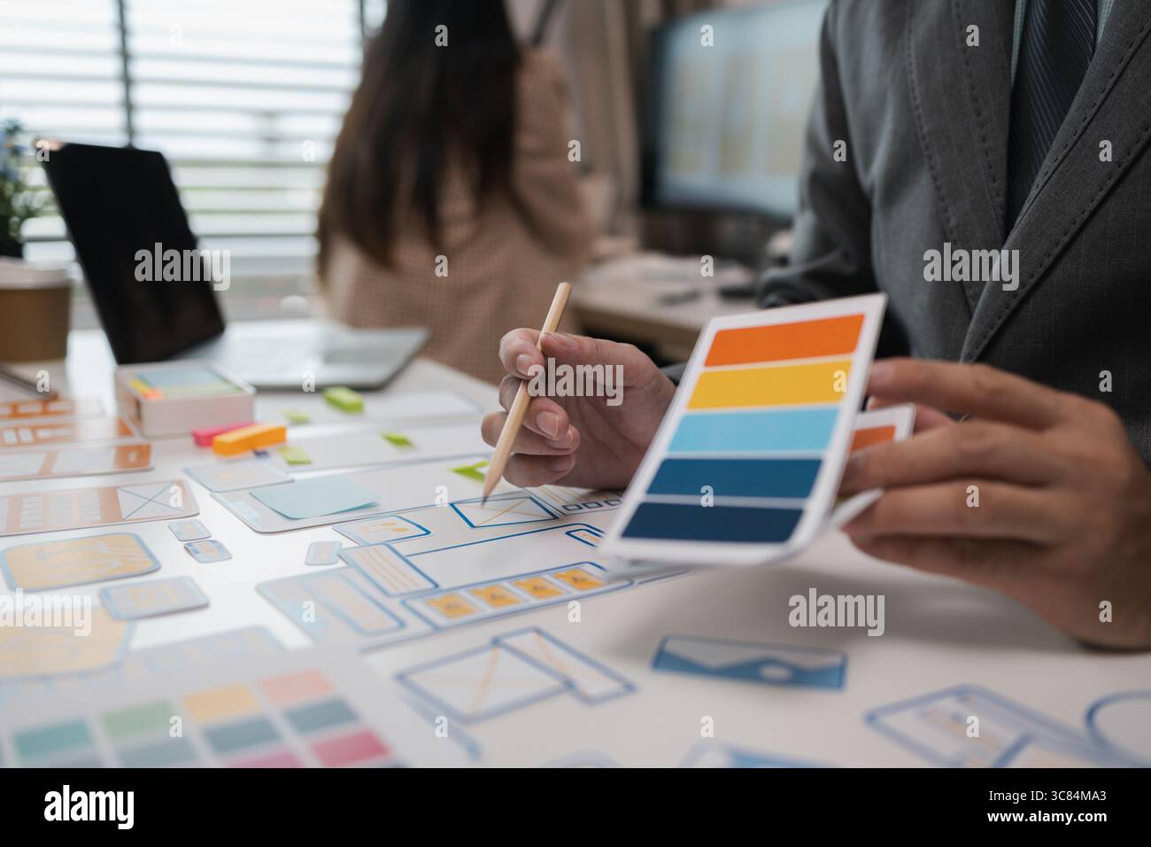 Drawing Website ux ui app pour l'application de téléphone mobile et la mise en page de modèle de développement, le développement de l'interface utilisateur, l'équipe de concepteurs travaillant sur un projet de ux ui in Banque D'Images