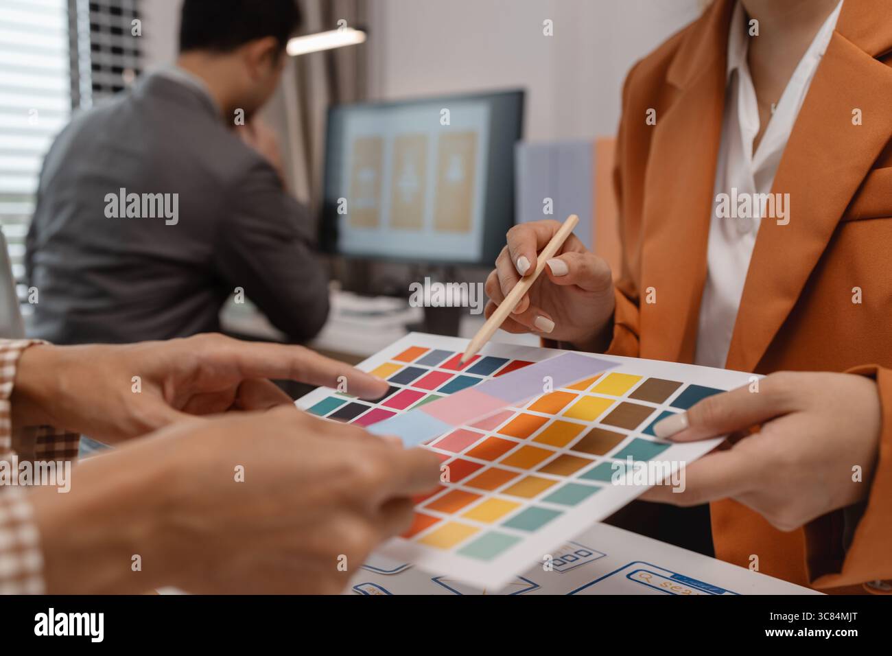 brainstorming de développeur ux et concepteur d'interface utilisateur sur la conception de wireframe d'interface d'application mobile dans le bureau, concepteur de site web, planification créative application téléphonique de Banque D'Images