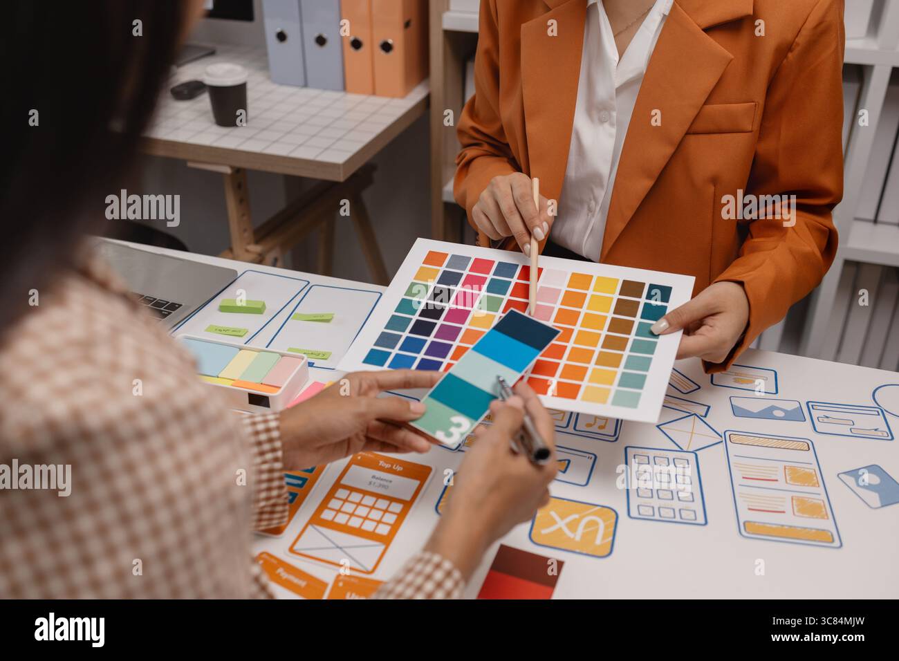 brainstorming de développeur ux et concepteur d'interface utilisateur sur la conception de wireframe d'interface d'application mobile dans le bureau, concepteur de site web, planification créative application téléphonique de Banque D'Images