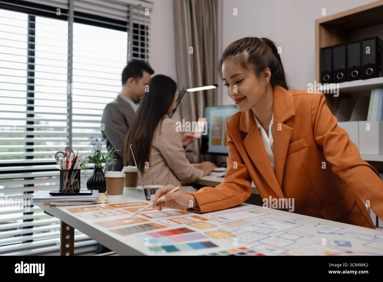 Mise en page de modèle de développement d'application téléphonique de planification créative, concept d'expérience utilisateur, concepteur de site Web, concepteur UX d'équipe de développement travaillant sur l'application smartphone Banque D'Images