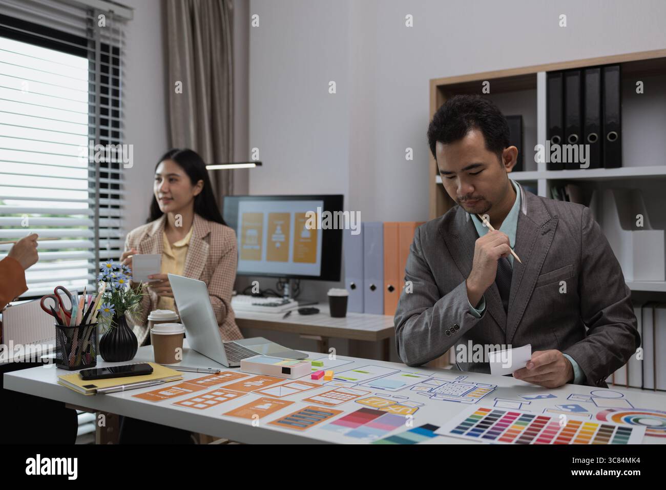 Drawing Website ux ui app pour l'application de téléphone mobile et la mise en page de modèle de développement, le développement de l'interface utilisateur, l'équipe de concepteurs travaillant sur un projet de ux ui in Banque D'Images