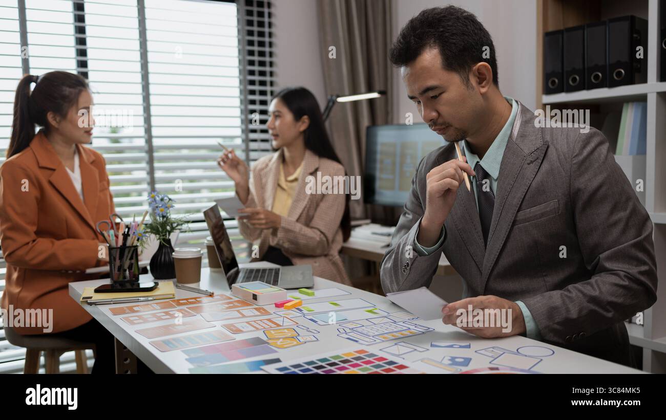 Drawing Website ux ui app pour l'application de téléphone mobile et la mise en page de modèle de développement, le développement de l'interface utilisateur, l'équipe de concepteurs travaillant sur un projet de ux ui in Banque D'Images