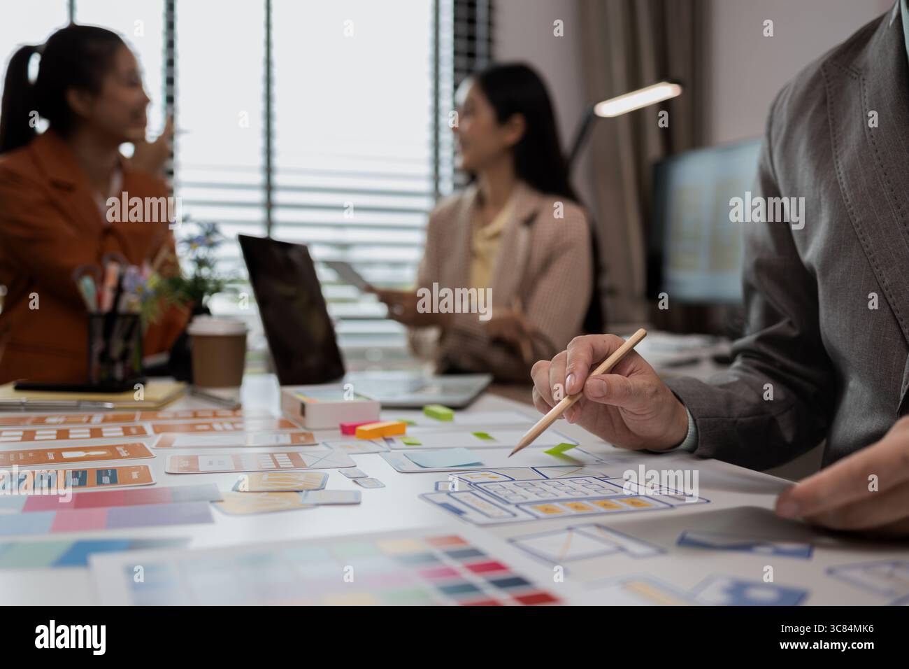 Drawing Website ux ui app pour l'application de téléphone mobile et la mise en page de modèle de développement, le développement de l'interface utilisateur, l'équipe de concepteurs travaillant sur un projet de ux ui in Banque D'Images