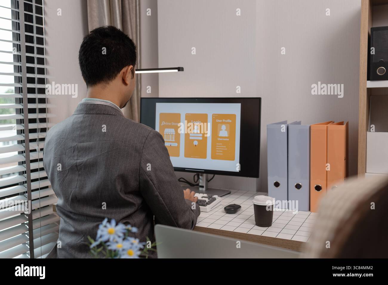 brainstorming de développeur ux et concepteur d'interface utilisateur sur la conception de wireframe d'interface d'application mobile dans le bureau, concepteur de site web, planification créative application téléphonique de Banque D'Images
