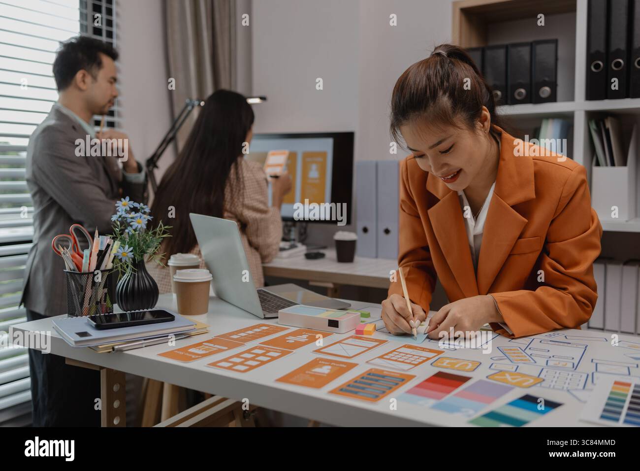 Drawing Website ux ui app pour l'application de téléphone mobile et la mise en page de modèle de développement, le développement de l'interface utilisateur, l'équipe de concepteurs travaillant sur un projet de ux ui in Banque D'Images