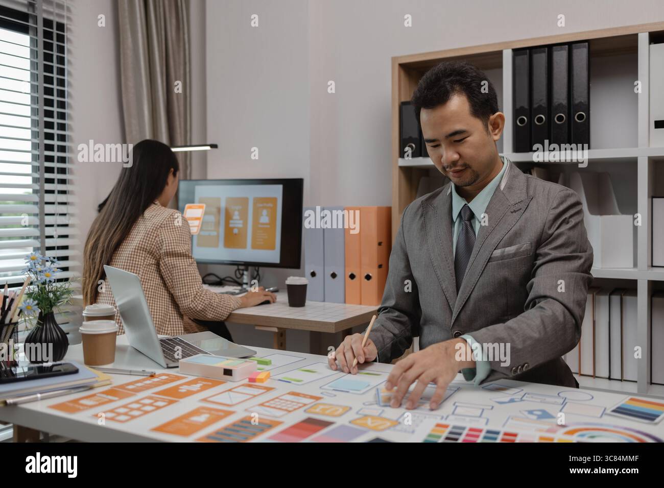 Drawing Website ux ui app pour l'application de téléphone mobile et la mise en page de modèle de développement, le développement de l'interface utilisateur, l'équipe de concepteurs travaillant sur un projet de ux ui in Banque D'Images
