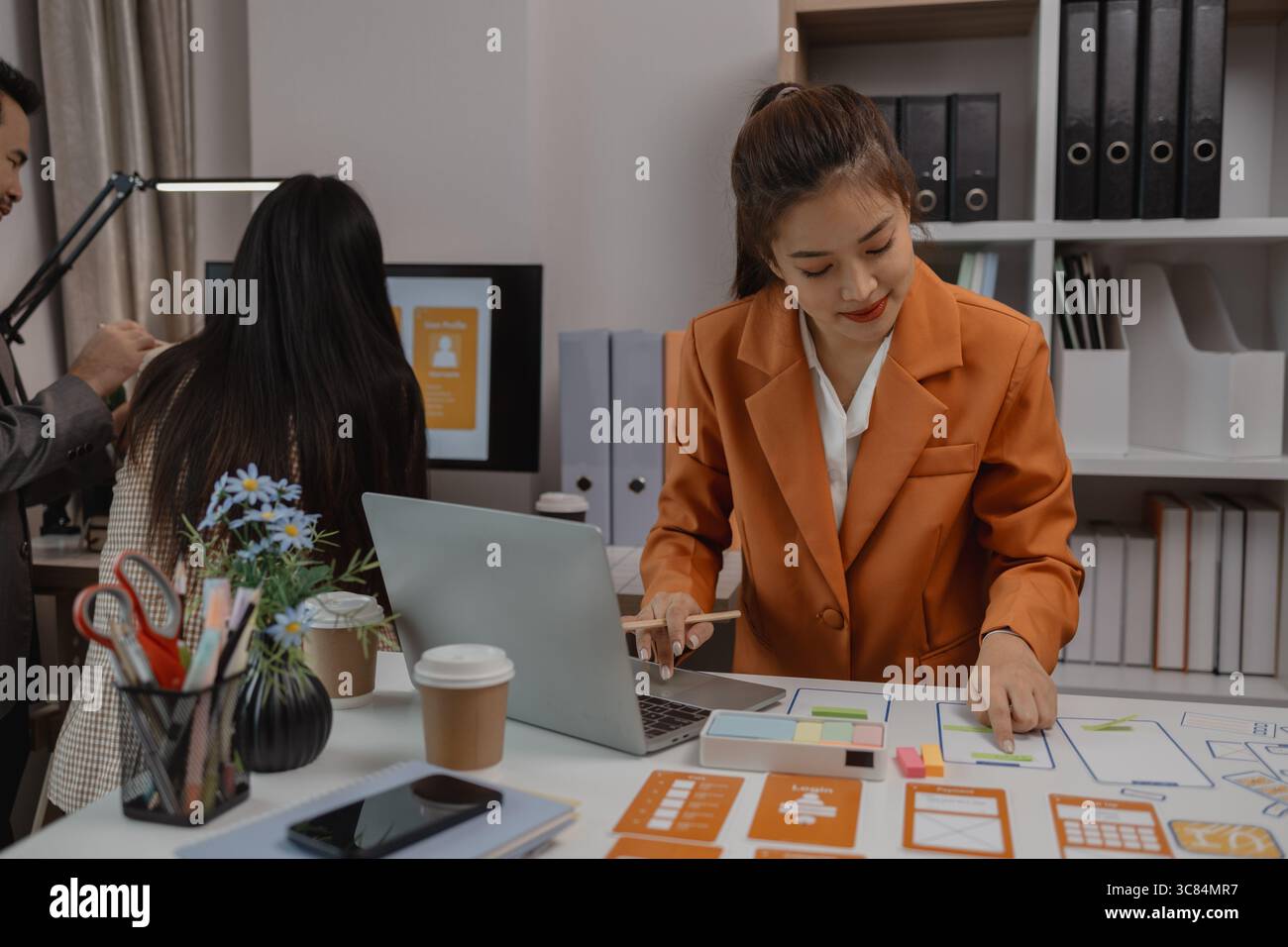 Mise en page de modèle de développement d'application téléphonique de planification créative, concept d'expérience utilisateur, concepteur de site Web, concepteur UX d'équipe de développement travaillant sur l'application smartphone Banque D'Images