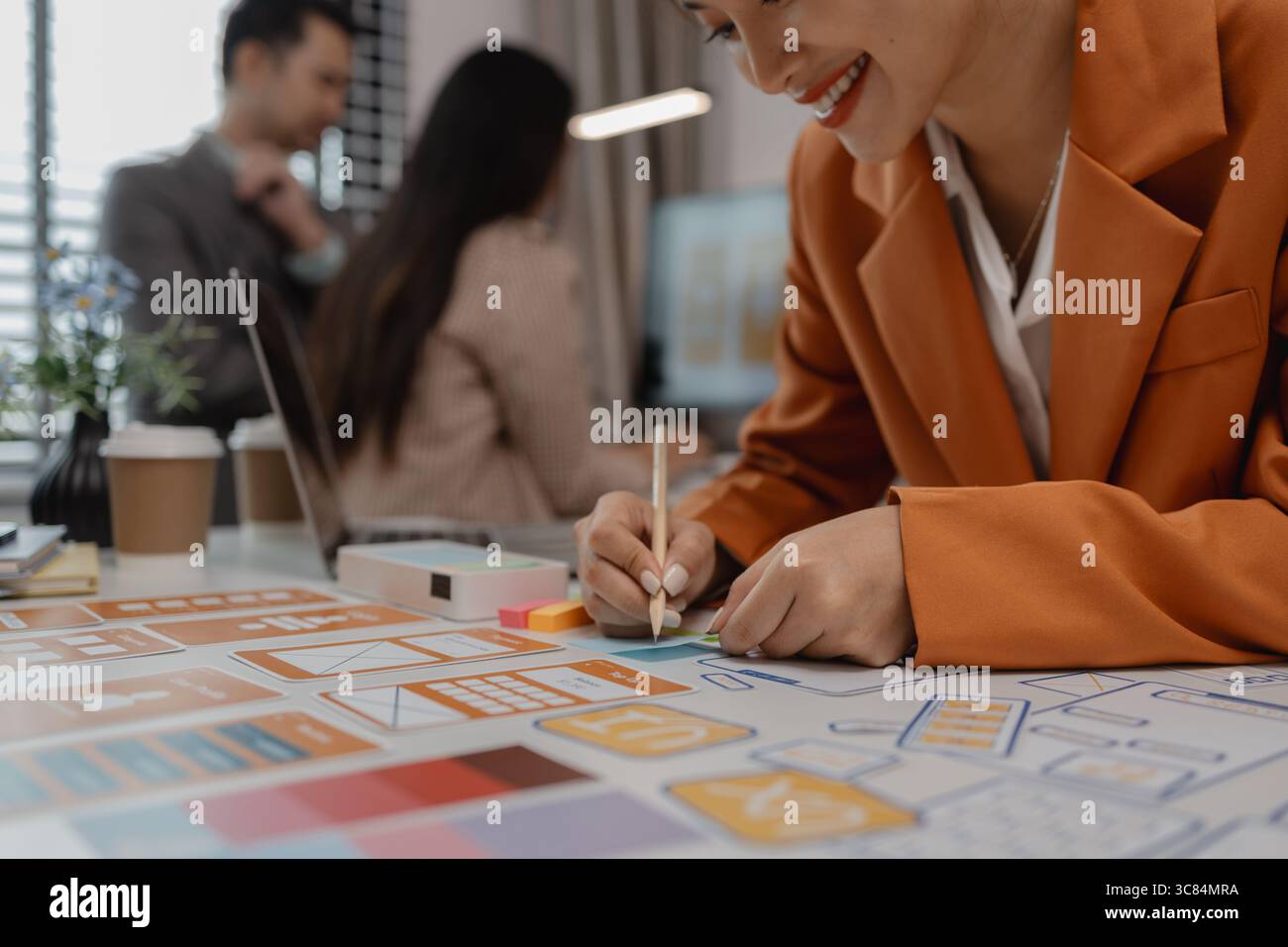 Mise en page de modèle de développement d'application téléphonique de planification créative, concept d'expérience utilisateur, concepteur de site Web, concepteur UX d'équipe de développement travaillant sur l'application smartphone Banque D'Images
