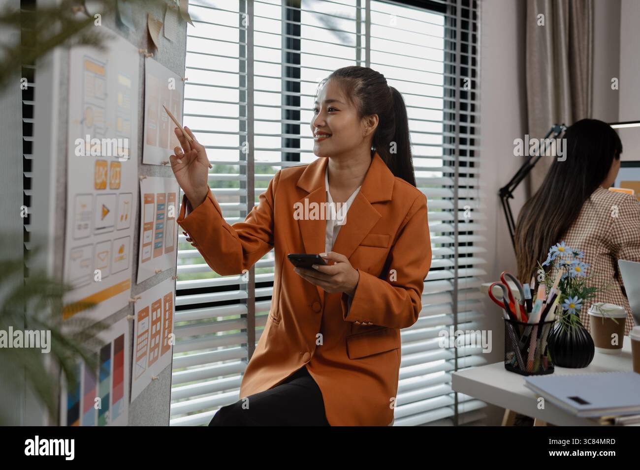 Drawing Website ux ui app pour l'application de téléphone mobile et la mise en page de modèle de développement, le développement de l'interface utilisateur, l'équipe de concepteurs travaillant sur un projet de ux ui in Banque D'Images