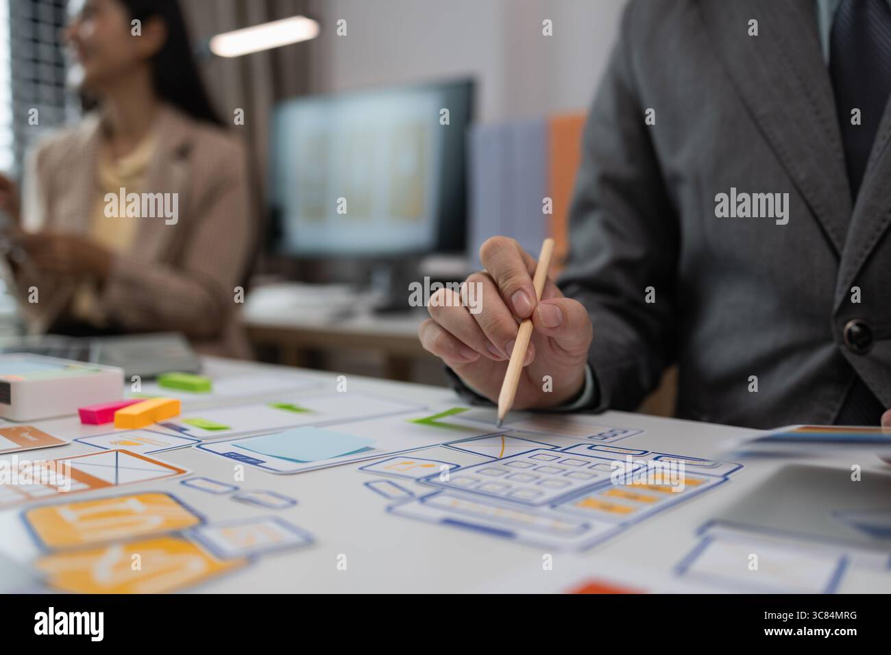 Drawing Website ux ui app pour l'application de téléphone mobile et la mise en page de modèle de développement, le développement de l'interface utilisateur, l'équipe de concepteurs travaillant sur un projet de ux ui in Banque D'Images