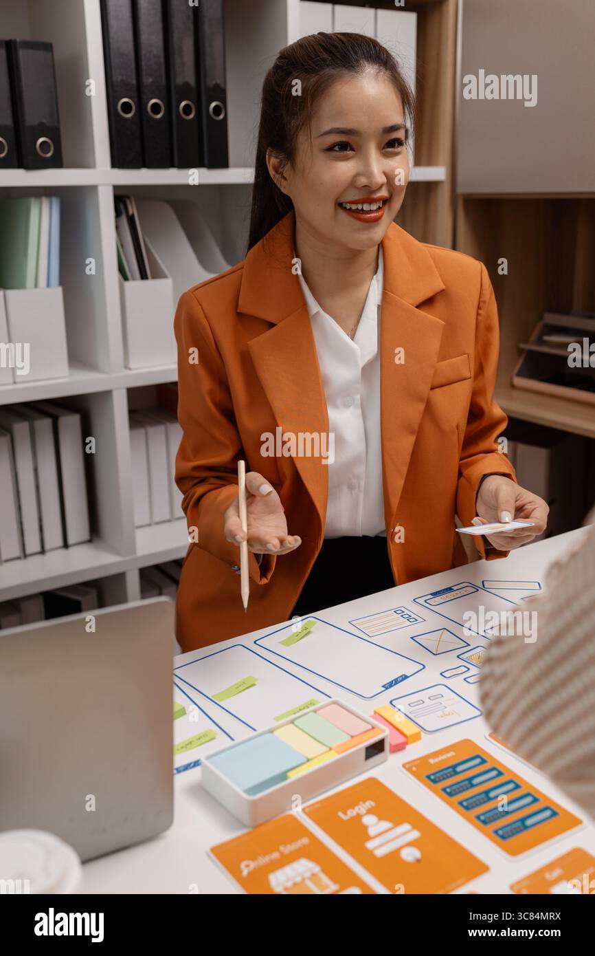 brainstorming de développeur ux et concepteur d'interface utilisateur sur la conception de wireframe d'interface d'application mobile dans le bureau, concepteur de site web, planification créative application téléphonique de Banque D'Images