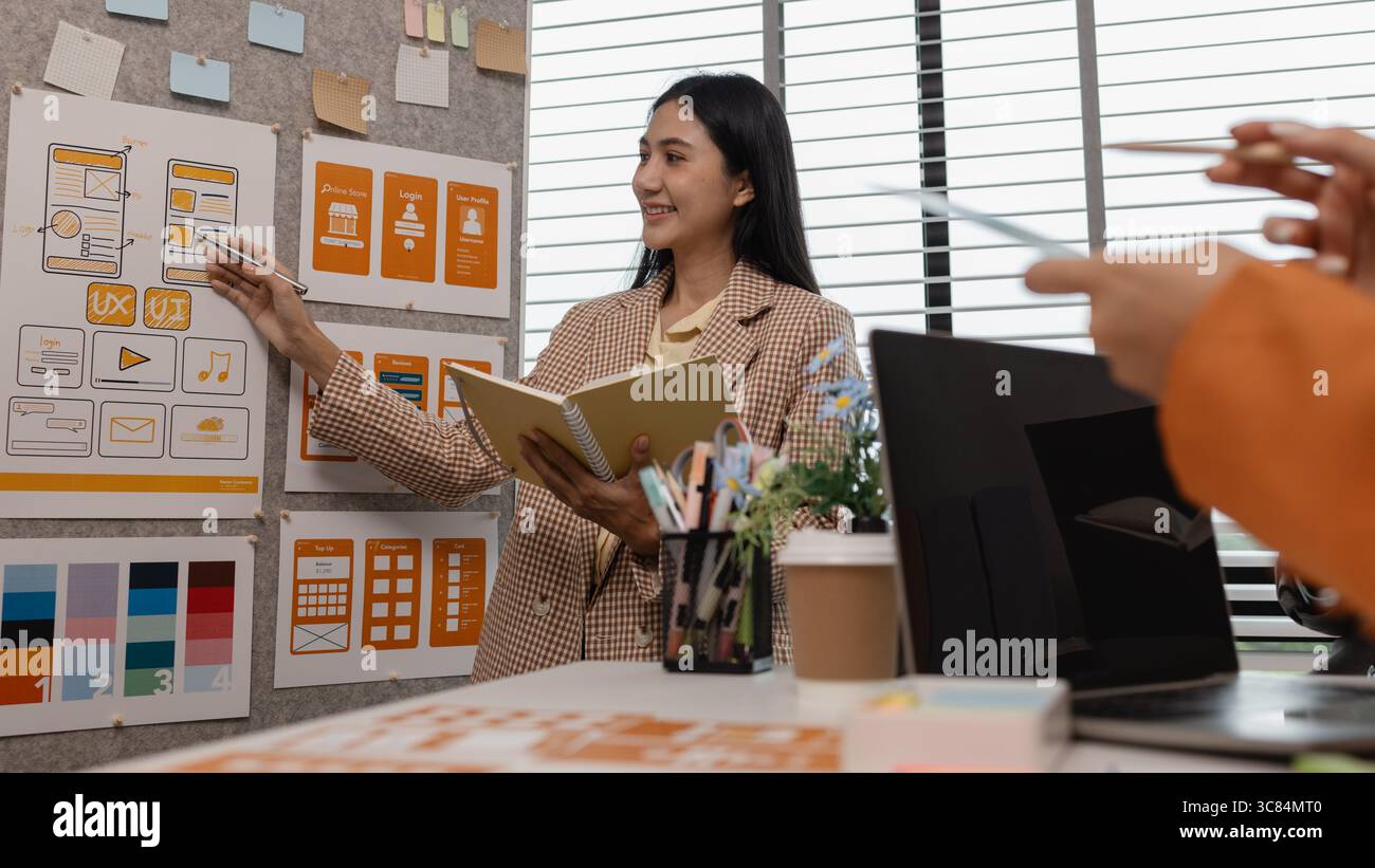 brainstorming de développeur ux et concepteur d'interface utilisateur sur la conception de wireframe d'interface d'application mobile dans le bureau, concepteur de site web, planification créative application téléphonique de Banque D'Images