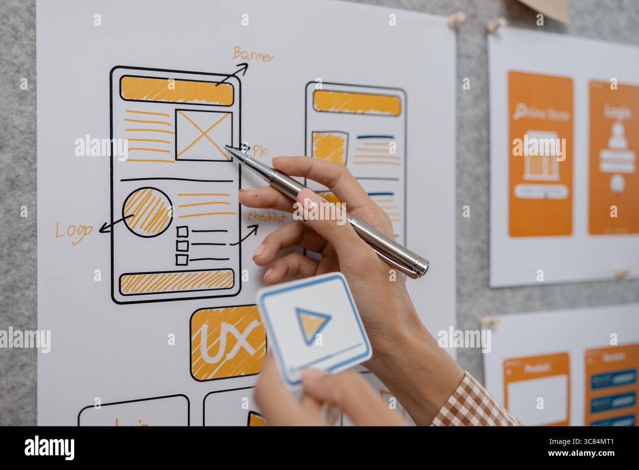 brainstorming de développeur ux et concepteur d'interface utilisateur sur la conception de wireframe d'interface d'application mobile dans le bureau, concepteur de site web, planification créative application téléphonique de Banque D'Images