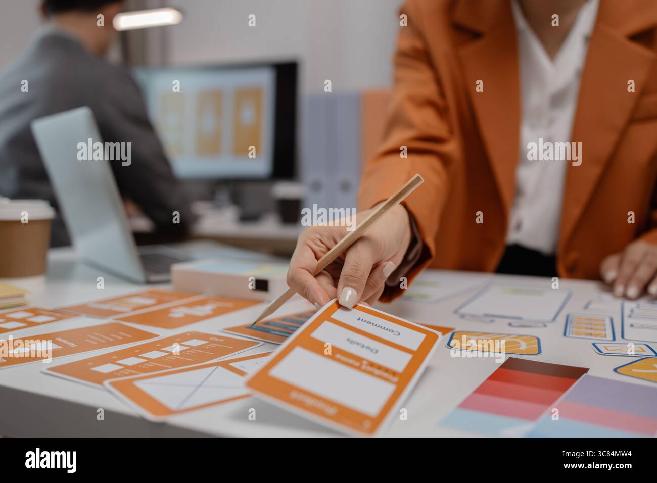 brainstorming de développeur ux et concepteur d'interface utilisateur sur la conception de wireframe d'interface d'application mobile dans le bureau, concepteur de site web, planification créative application téléphonique de Banque D'Images