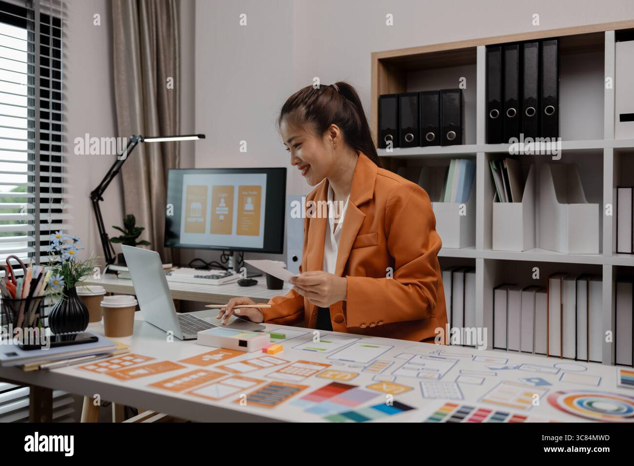 Mise en page de modèle de développement d'application téléphonique de planification créative, concept d'expérience utilisateur, concepteur de site Web, concepteur UX d'équipe de développement travaillant sur l'application smartphone Banque D'Images