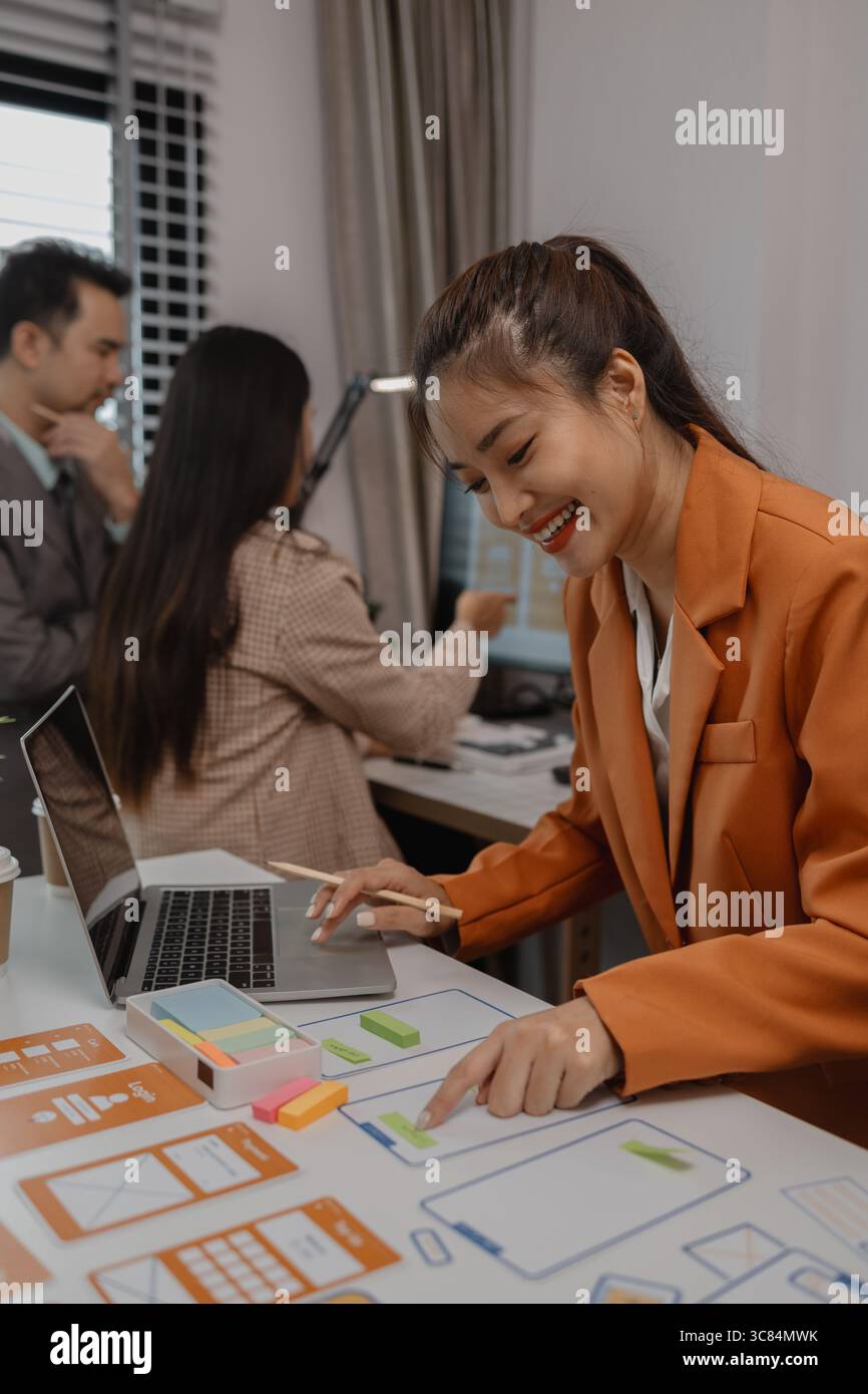 Mise en page de modèle de développement d'application téléphonique de planification créative, concept d'expérience utilisateur, concepteur de site Web, concepteur UX d'équipe de développement travaillant sur l'application smartphone Banque D'Images