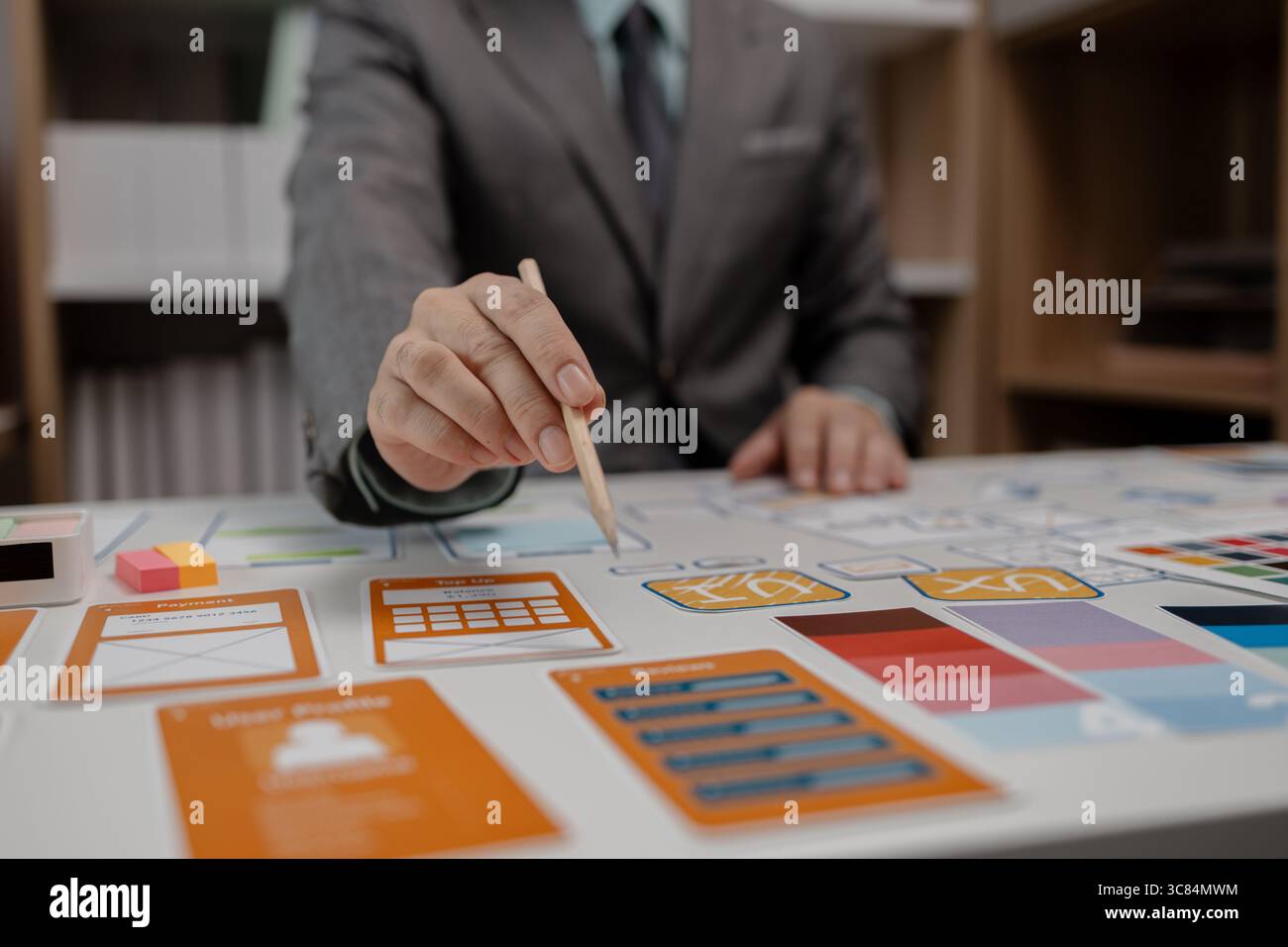 Drawing Website ux ui app pour l'application de téléphone mobile et la mise en page de modèle de développement, le développement de l'interface utilisateur, l'équipe de concepteurs travaillant sur un projet de ux ui in Banque D'Images