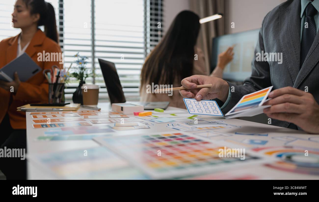Drawing Website ux ui app pour l'application de téléphone mobile et la mise en page de modèle de développement, le développement de l'interface utilisateur, l'équipe de concepteurs travaillant sur un projet de ux ui in Banque D'Images