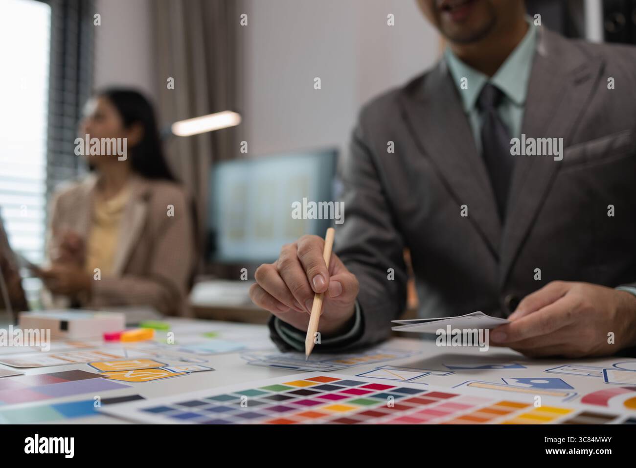 Drawing Website ux ui app pour l'application de téléphone mobile et la mise en page de modèle de développement, le développement de l'interface utilisateur, l'équipe de concepteurs travaillant sur un projet de ux ui in Banque D'Images