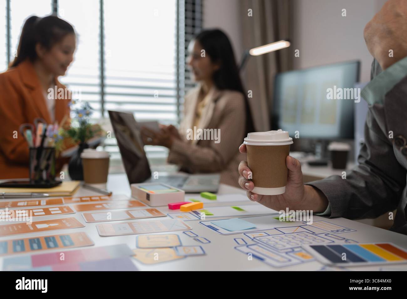 Drawing Website ux ui app pour l'application de téléphone mobile et la mise en page de modèle de développement, le développement de l'interface utilisateur, l'équipe de concepteurs travaillant sur un projet de ux ui in Banque D'Images
