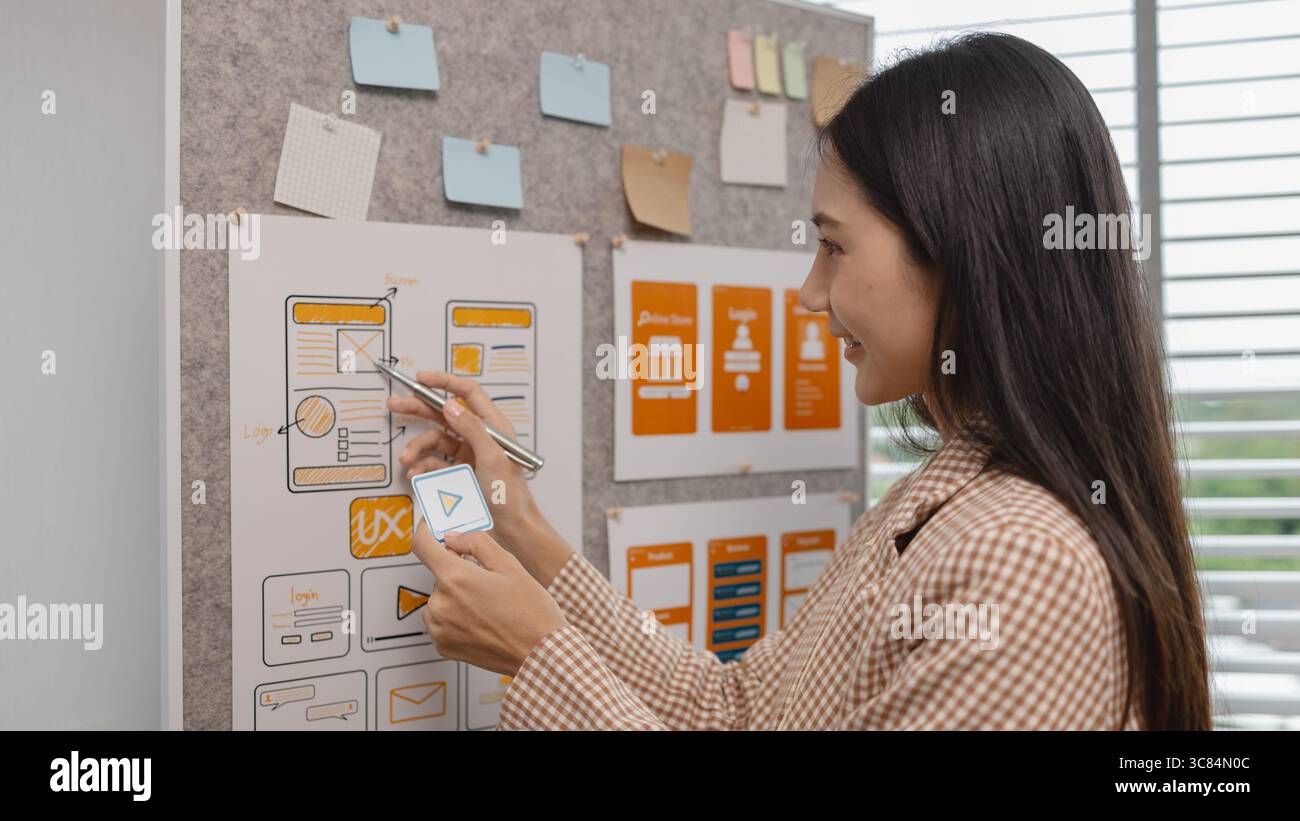 brainstorming de développeur ux et concepteur d'interface utilisateur sur la conception de wireframe d'interface d'application mobile dans le bureau, concepteur de site web, planification créative application téléphonique de Banque D'Images